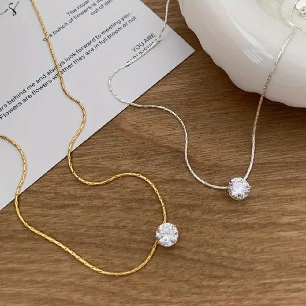 Cléa moissanite stone necklace