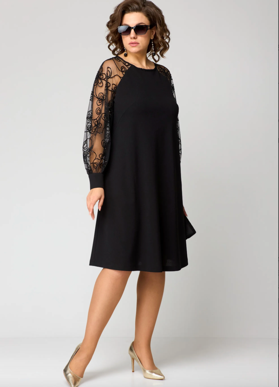 Yvonne - Elegant lace dress with fitted cut and slit