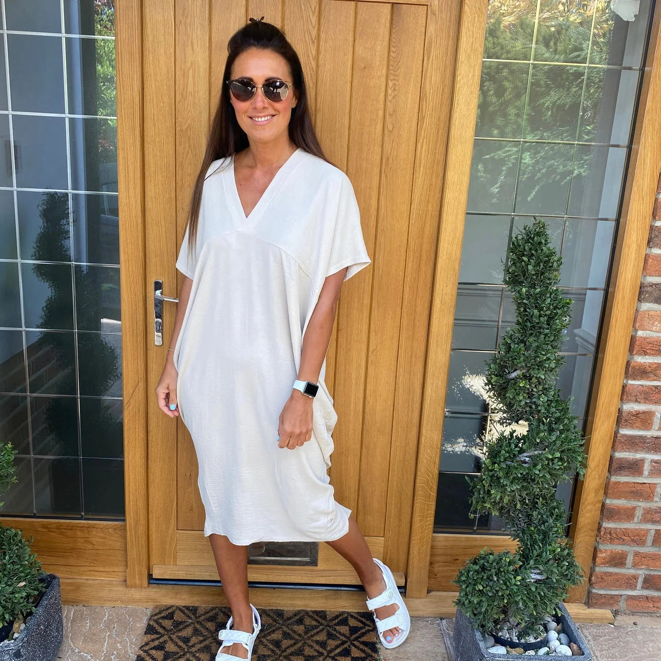 Dorelia - Elegant and Chic Dress with V-Neckline