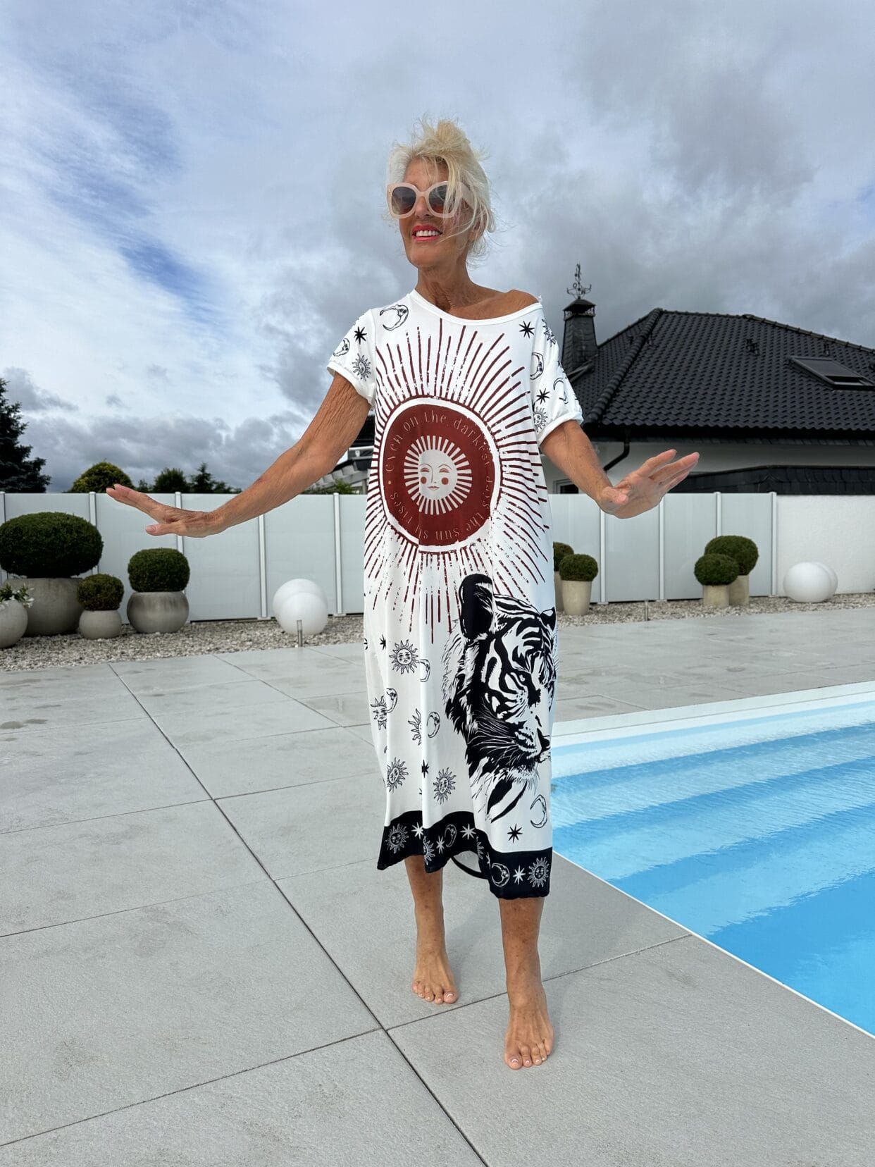 Cerelina - Women's summer dress with short sleeves and V-neck, with print