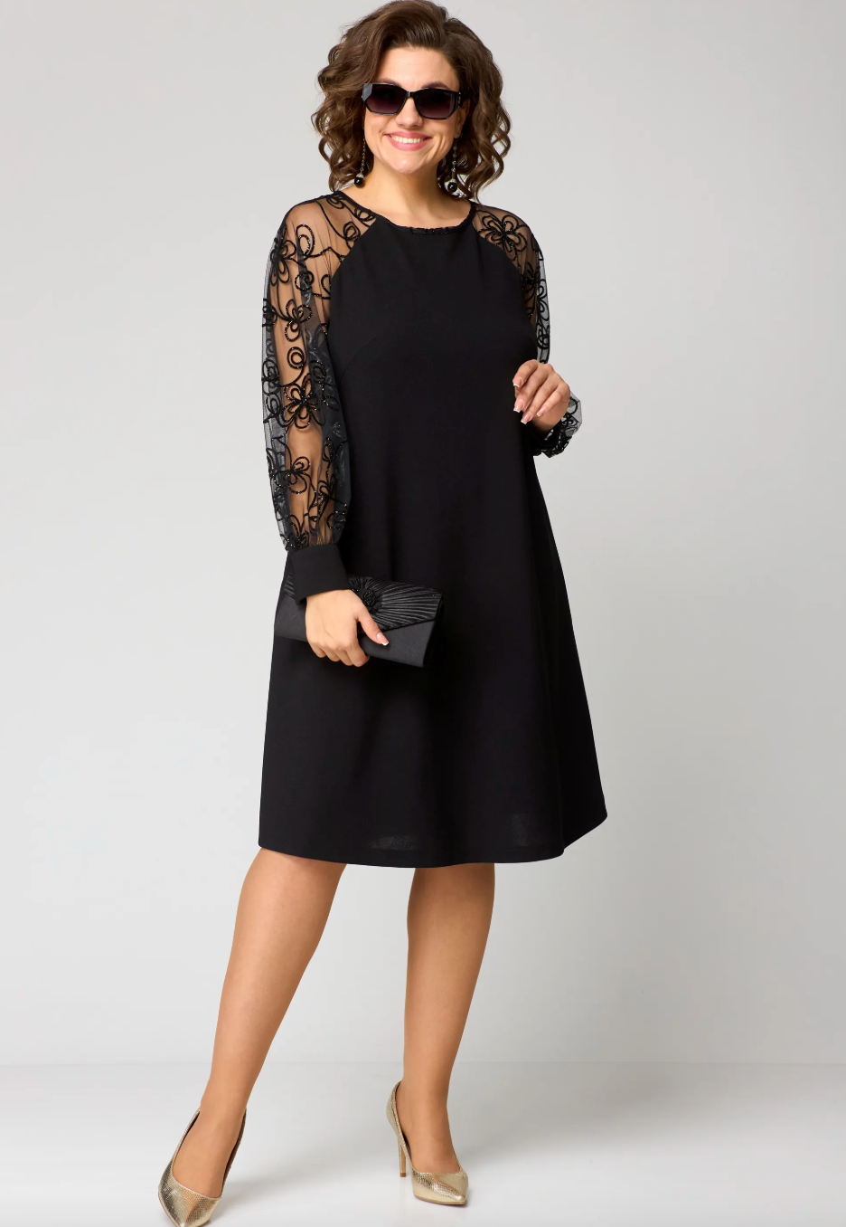 Yvonne - Elegant lace dress with fitted cut and slit