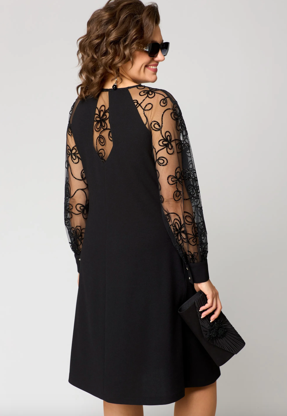 Yvonne - Elegant lace dress with fitted cut and slit
